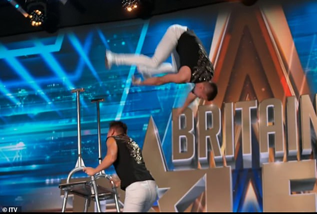 Однако, несмотря на инцидент, акробат поднялся на ноги, и они успешно продолжили трюк.