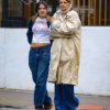 Кэти Холмс была замечена со своей миниатюрной дочерью Сури Круз в четверг в Нью-Йорке.  18-летняя девушка демонстрировала животик в белом топе с лебедем спереди.  Ребенку, который в следующем месяце окончит школу, добавили синие джинсы.