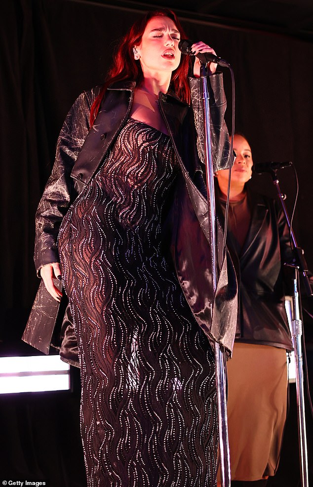 Дуа Липа устроила знойное шоу в прозрачном платье во время выступления на Таймс-сквер в Нью-Йорке в поддержку нового альбома