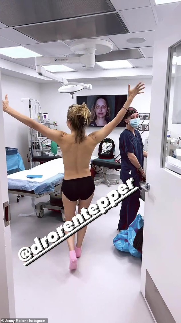 44-летняя актриса, замужем за Джейсоном Биггсом, в четверг поделилась несколькими видеороликами из больницы, документируя свою трансформацию в Instagram.