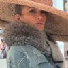 Дженнифер Лопес позировала в гигантской соломенной шляпе, наслаждаясь парижским отдыхом со своей подругой Лорен Райдингер, и поделилась фотографиями из поездки в среду.