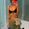 Дженнифер Меткалф продемонстрировала свою подтянутую фигуру в крошечном черном бикини и брюках цвета хаки, позируя для потрясающего селфи в зеркале Instagram во время отпуска в воскресенье.