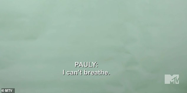 «Я не могу дышать», — сказал Поли за кадром, задыхаясь.