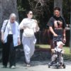 Джесси Джей выглядела непринужденно круто, когда она вышла в Лос-Анджелес со своим партнером Чананом Колманом, их маленьким сыном Скай и ее матерью Роуз Корниш.