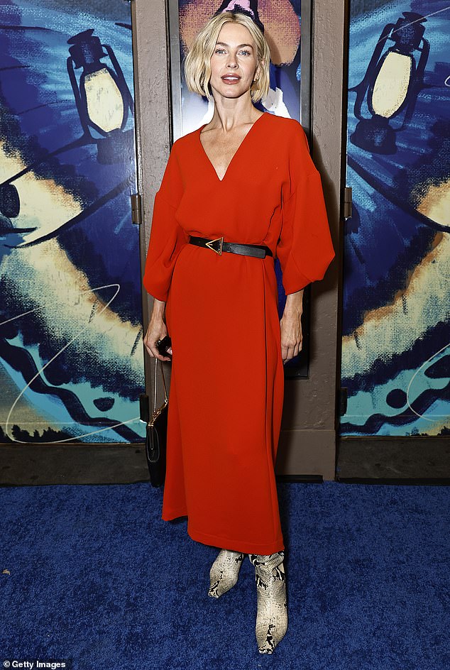 Джулианна Хаф ошеломляет шикарным красным платьем, присоединяясь к столь же стильной Рэйчел Зеглер на гала-концерте штата Иллинойс в Нью-Йорке.