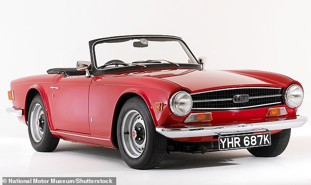 Трикси показывает снимок старинного красного автомобиля Triumph TR6 1971 года, и Саймон признается: «Это одна из моих самых любимых машин», прежде чем он воссоединяется со своим любимым мотором (Стоковое изображение)