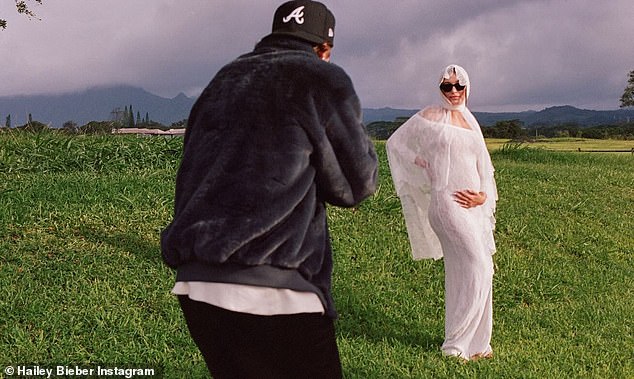 Хейли Бибер БЕРЕМЕННА: поп-звезда Джастин и его жена-модель объявляют, что ждут первенца, когда она демонстрирует свою выпуклость в свадебном платье