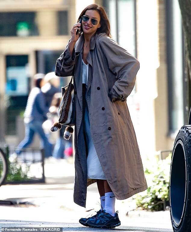Ирина Шейк в пальто и кроссовках во время прогулки по Нью-Йорку… на фоне заявлений, что она хочет встречаться с 61-летним Томом Крузом