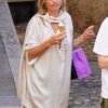 Кейт Мосс выглядела шикарно в кремовом платье, наслаждаясь прогулкой и мороженым в Сен-Поль-де-Ванс на юге Франции в воскресенье.