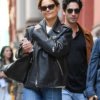 Кэти Холмс была замечена в черной кожаной мотоциклетной куртке поверх белого топа и выцветших синих джинсах в воскресенье в Нью-Йорке.