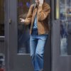 45-летняя Кэти Холмс продемонстрировала свой шикарный повседневный стиль, когда вышла в пятницу в Нью-Йорке.  Звезда и режиссер «Редких предметов» согрелись в коричневой замшевой куртке поверх сине-белого полосатого топа.