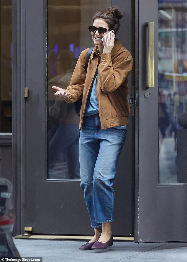 Кэти Холмс выглядит непринужденно стильно в замшевой куртке и светлых джинсах во время прогулки по Нью-Йорку.
