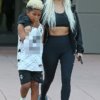 Ким Кардашьян щеголяла одинаковыми светлыми волосами со своим восьмилетним сыном Сэйнтом, когда они прибыли на его баскетбольный матч в пригороде Лос-Анджелеса на этой неделе.