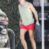 Крис Пайн еще раз продемонстрировал свою любовь к коротким шортам, когда его заметили в яркой красной паре в субботу в Лос-Анджелесе.