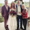 Кристина Хендрикс воссоздала свою свадьбу для своей матери, страдающей болезнью Альцгеймера (справа), которая не смогла поехать на свою свадьбу в Новый Орлеан с Джорджем Бьянкини (слева) на прошлой неделе (ее брат Аарон на втором месте справа)