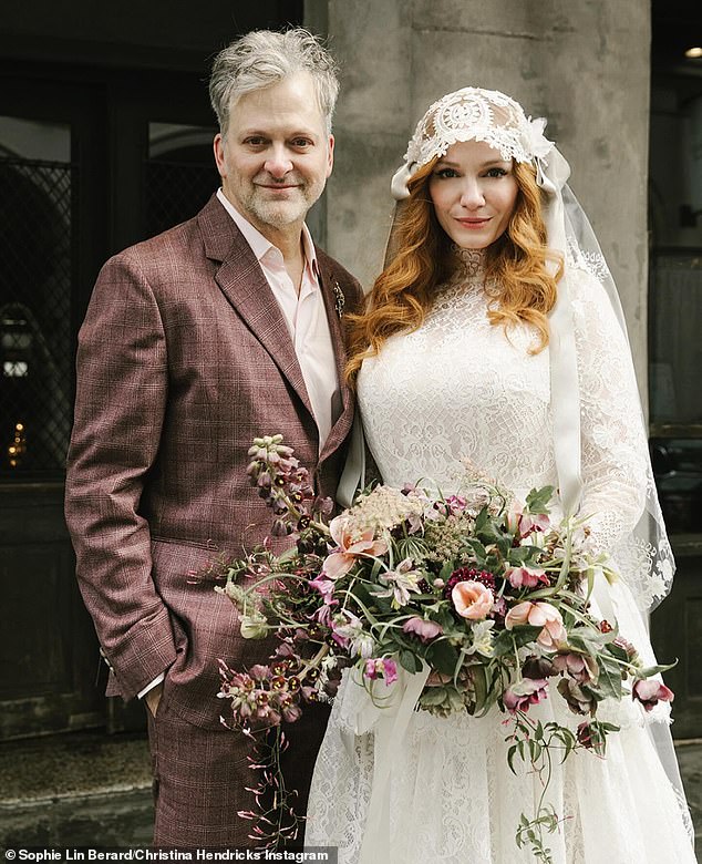 Кристина выглядела потрясающе на первом романтическом снимке со свадьбы с Джорджем, который она опубликовала на прошлой неделе (см.)