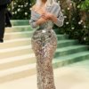 Ким Кардашьян вызвала шок своей удивительно тонкой талией в серебряном корсете на Met Gala в понедельник.