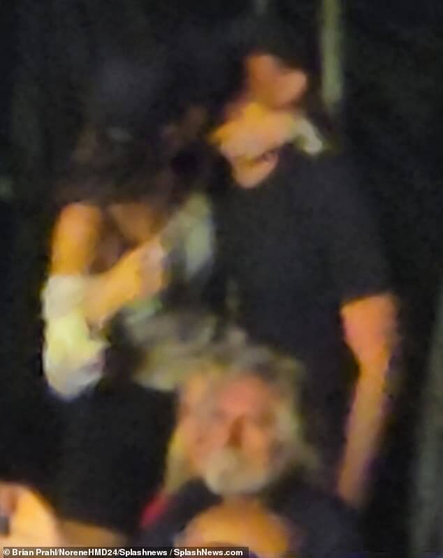 Леонардо Ди Каприо, 49 лет, и его подруга Виттория Черетти, 25 лет, надевают редкий КПК на концерте Rolling Stones, когда Виттория наносит звезде большой удар
