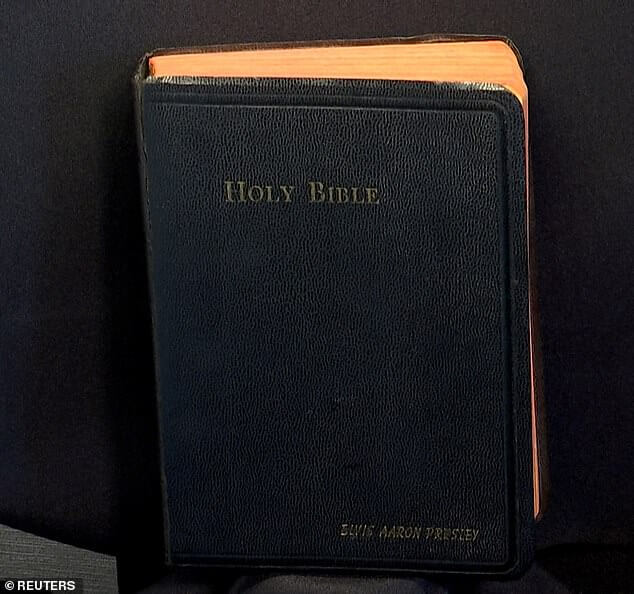 Личная Библия Элвиса Пресли из Грейсленда выставлена ​​на аукцион… найдена на тумбочке певца, когда он умер