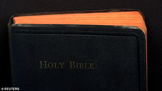 По словам организаторов, Библию на аукционе сопровождает «рукописное письмо от кузины Элвиса Пэтси Пресли, с которой он был очень близок».
