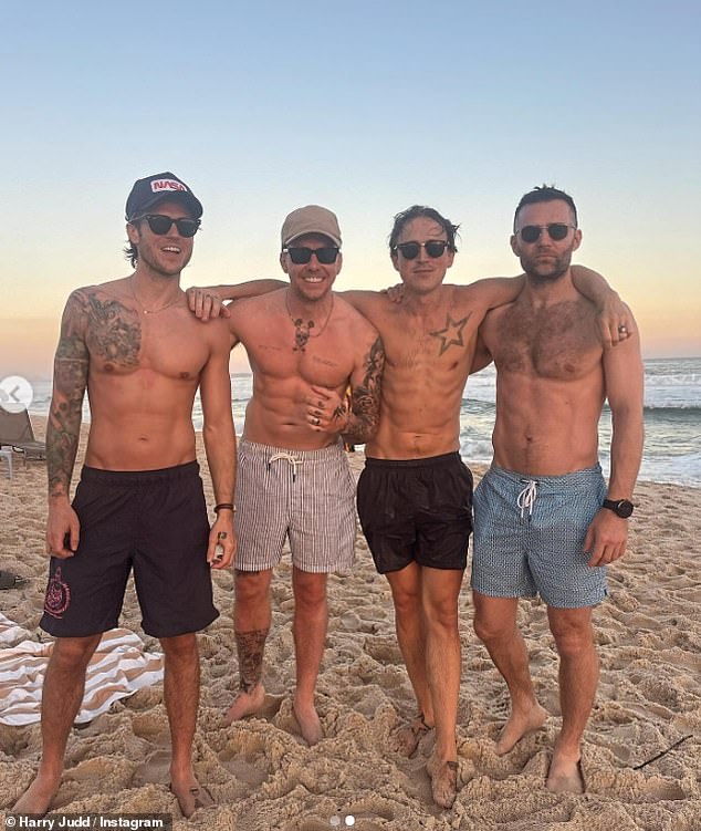McFly демонстрируют свои невероятно подтянутые телосложения, выставляя напоказ МНОЖЕСТВО пресса во время пляжного дня в Рио после завершения шоу в Бразилии.