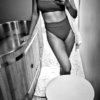 Мелисса Леонг (на фото) во вторник дала поклонникам возможность взглянуть на свою невероятную фигуру.  42-летняя девушка поделилась знойным селфи в зеркале в Instagram Stories, на котором она продемонстрировала свои ракурсы в двух откровенных бикини.