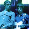 Oasis празднуют 30-летие своего дебютного альбома Definitely Maybe новым ограниченным изданием, но многие фанаты недовольны этой новостью (Лиам и Ноэль Галахеры на фото в 2005 году).