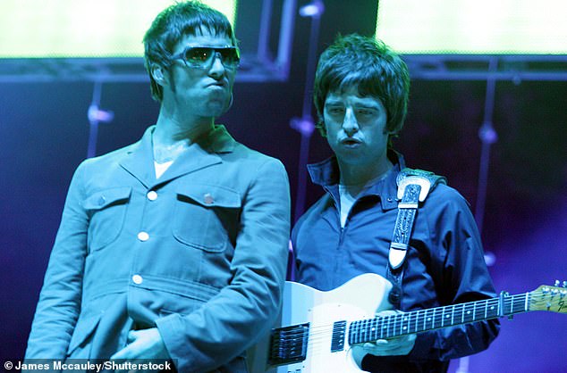Oasis выпустили ограниченное издание культового дебютного альбома Definitely Maybe, но фанаты НЕ довольны этим объявлением