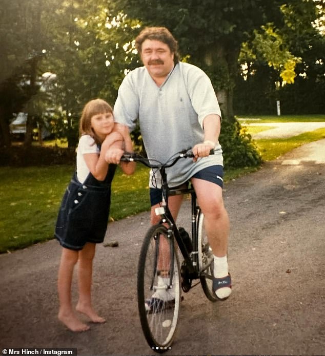 Софи поделилась милой фотографией, сделанной в детстве, когда она каталась на велосипеде со своим отцом.
