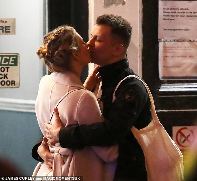 Рэйчел Райли и ее муж Паша Ковалев устроили ОЧЕНЬ страстный образ, страстно целуясь возле лондонского Палладиума после шоу Йоханнеса Радебе из Strictly.