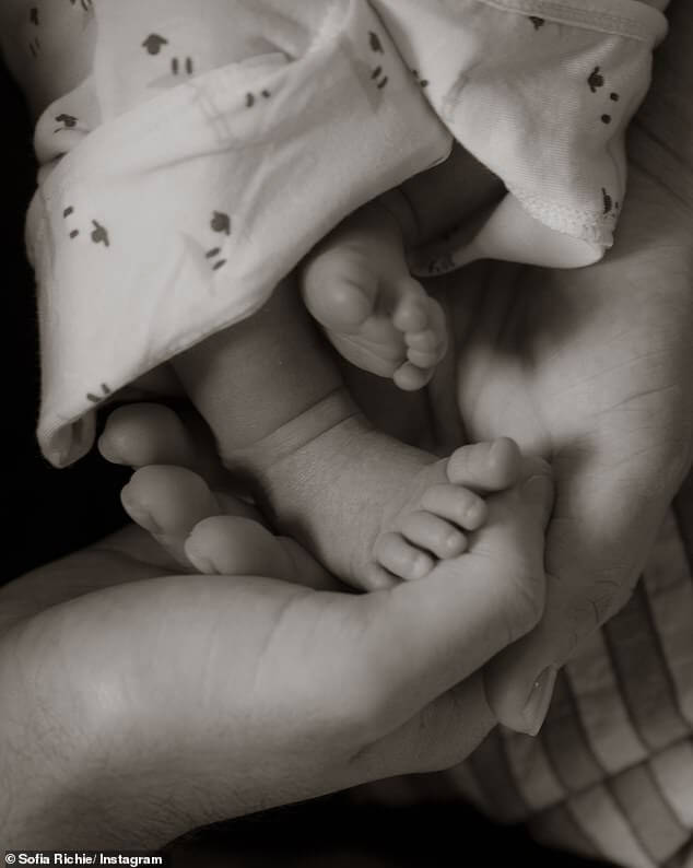 София Ричи и Эллиот Грейндж трогательно отдают дань уважения его покойной матери во имя своей новорожденной дочери