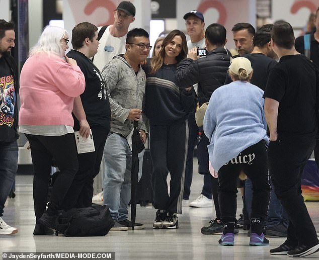 Spice Girl Мел Си в окружении нетерпеливых фанатов приземляется в аэропорту Сиднея во время австралийского диджейского тура