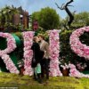 Томас Броди-Сангстер и Талула Райли поделились сладкими снимками, сделанными на КПК во время посещения выставки цветов в Челси в среду.