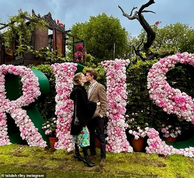 Томас Броди-Сангстер и его невеста Талула Райли делятся сладкими снимками, упаковываемыми на КПК во время влюбленного визита на выставку цветов в Челси.