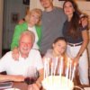 Виктория Бекхэм поделилась сладким поздравлением своему отцу Энтони, когда она праздновала его день рождения в пятницу (на фото с сыном Ромео, дочерью Харпер, Энтони и мамой Джеки)