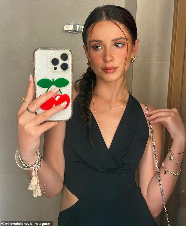 Дочь Карла Стефановича Уиллоу дебютировала в Instagram во время отпуска на Ибице.
