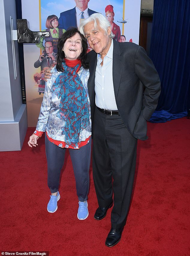 Жена Джея Лено, Мэвис, говорит, что «чувствует себя прекрасно» на премьере «Unfrosted» в Лос-Анджелесе после того, как ей поставили диагноз «деменция» и предоставили опекунство