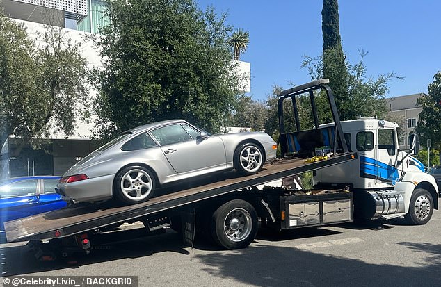 Жена Канье Уэста Бьянка Ценсори попала в неприятную ситуацию: ее Porsche за 114 тысяч долларов БУКСИРУЮТ сразу после того, как ее заметили за рулем.