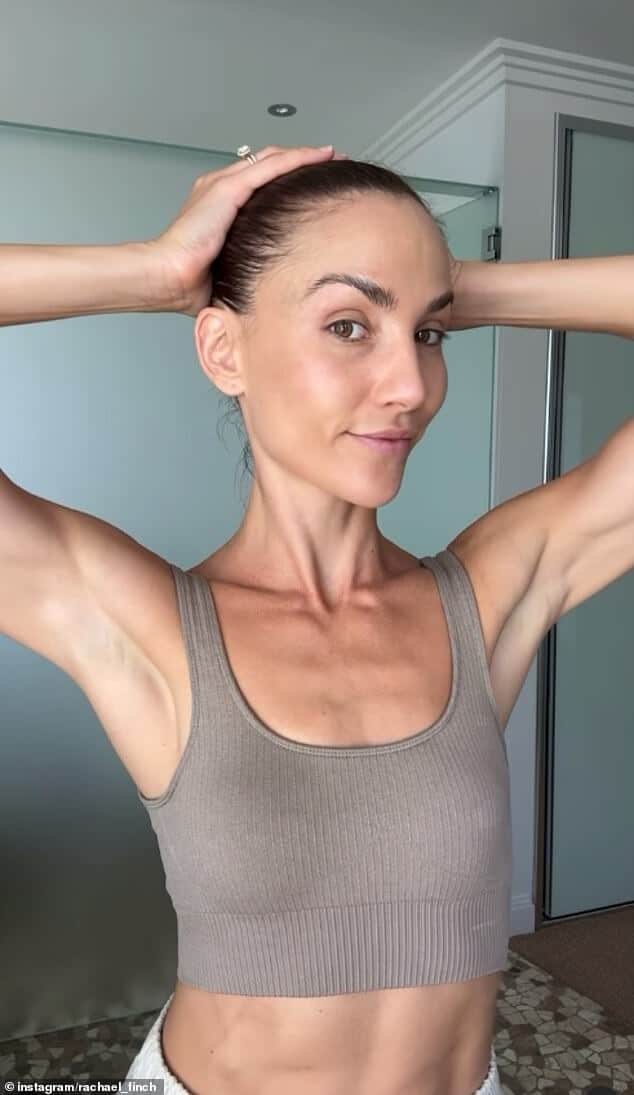 35-летняя Рэйчел Финч (на фото) подверглась критике в популярном подкасте влиятельных лиц за то, что она бежала позади своей дочери и выкрикивала слова поддержки во время школьного забега по пересеченной местности.