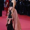 Зои Салдана в субботу выглядела гламурно в черно-розовом платье, украшая красную дорожку Эмилии Перес на Каннском кинофестивале.
