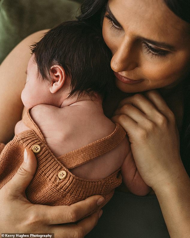 Звезда «Улицы Коронации» Саир Кхан поделился восхитительными первыми фотографиями новорожденного мальчика после рождения первого ребенка со своим партнером Натаном Чилтоном
