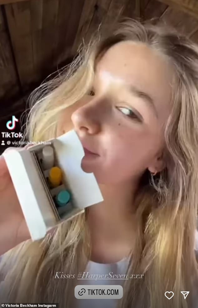 12-летняя Харпер Бекхэм в социальных сетях рекламирует ароматы Виктории в милом видео.