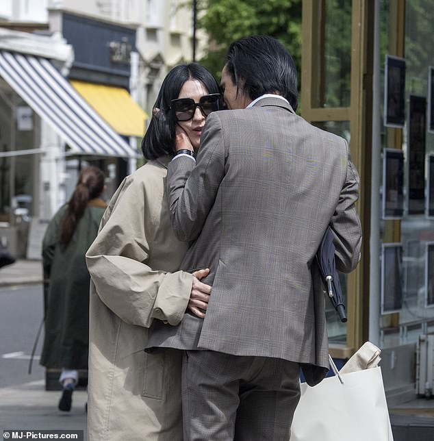 Австралийский рокер, 66 лет, и его 25-летняя жена собрались на КПК, когда они целовались во время шоппинга в Ноттинг-Хилле.