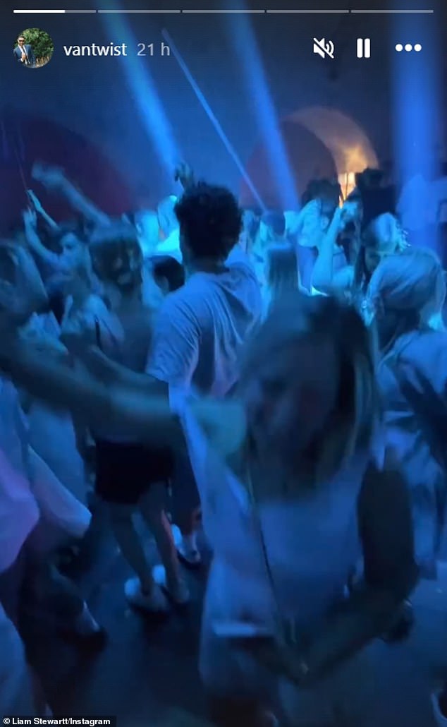 Другое видео показало, что вечеринка действительно началась: мигали фиолетовые и синие огни, пока гости наслаждались танцами и еще пивом.