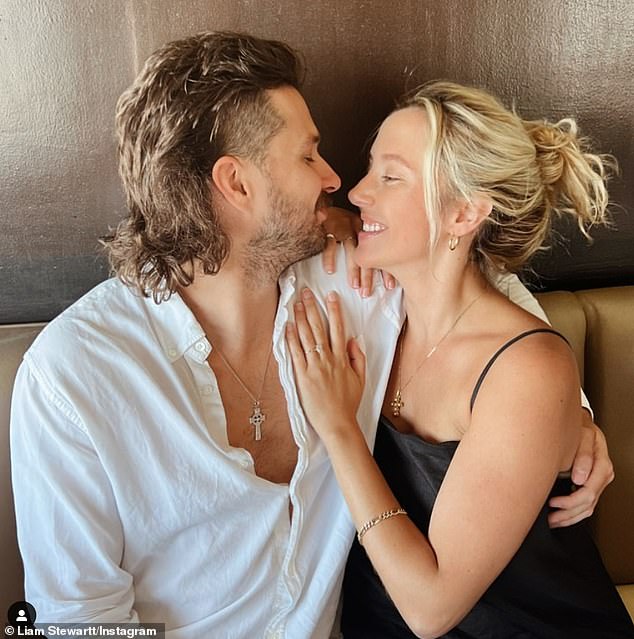 Лиам и Николь объявили о своей помолвке в совместном посте в Instagram в июле прошлого года, когда пара улыбнулась, с любовью глядя друг другу в глаза, и просто подписала это «Навсегда» с помощью смайлика в виде кольца.