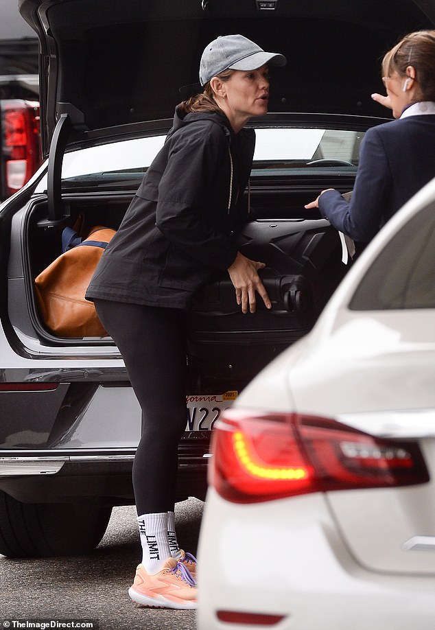 Актрису «Электры» сфотографировали выходящей из машины и лично выгружающей чемоданы из багажника.