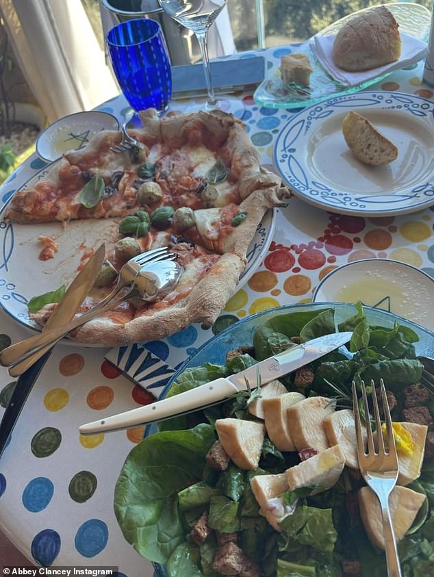 Во время отпуска счастливая пара также съела вкусную еду, в том числе вкусную пиццу и сытный салат.