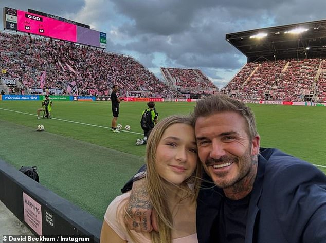 Позже бывший футболист зашел в свой Instagram, чтобы поделиться селфи с дочерью, позирующей перед полем.