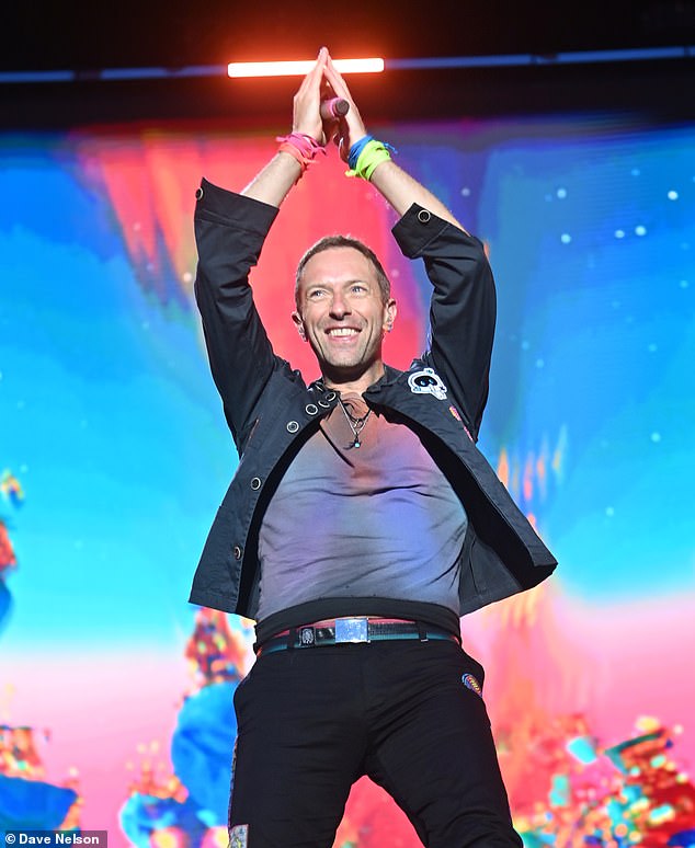 Coldplay в настоящее время находятся в мировом турне с последней остановкой в ​​Греции.  на фото Крис Мартин
