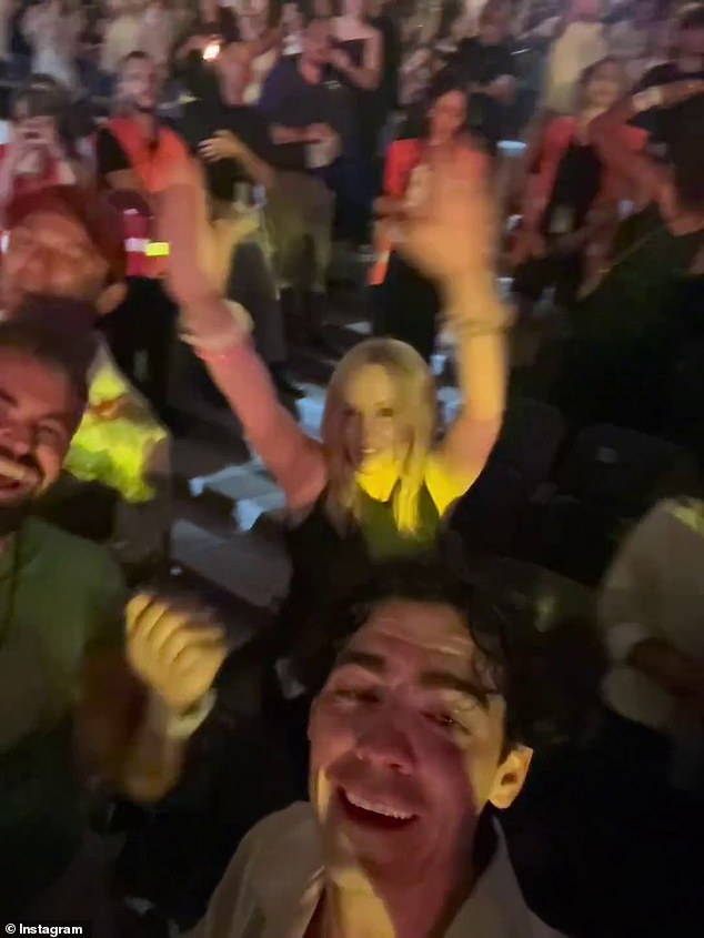 В видео, опубликованном Люком в Instagram, можно увидеть, как Джо поет текст песни Yellow, занимающей первое место в чартах группы, в то время как Кайли танцует.
